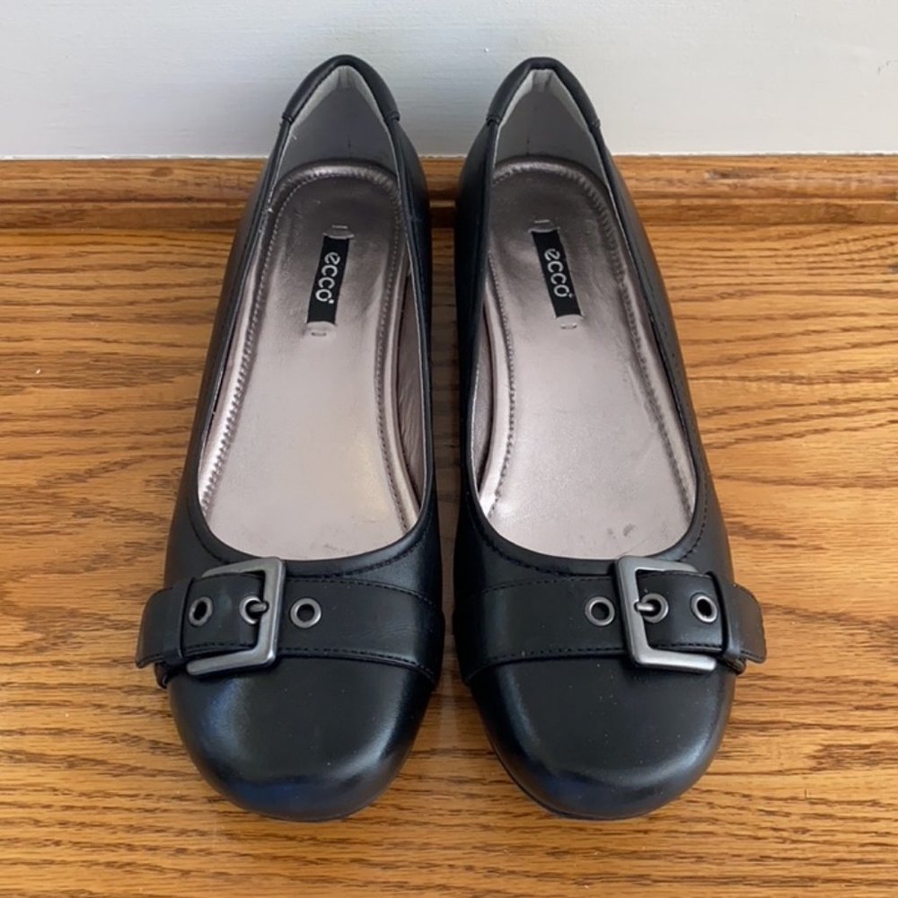 ECCO Black Leather Flat w/Buckle Size 8.5